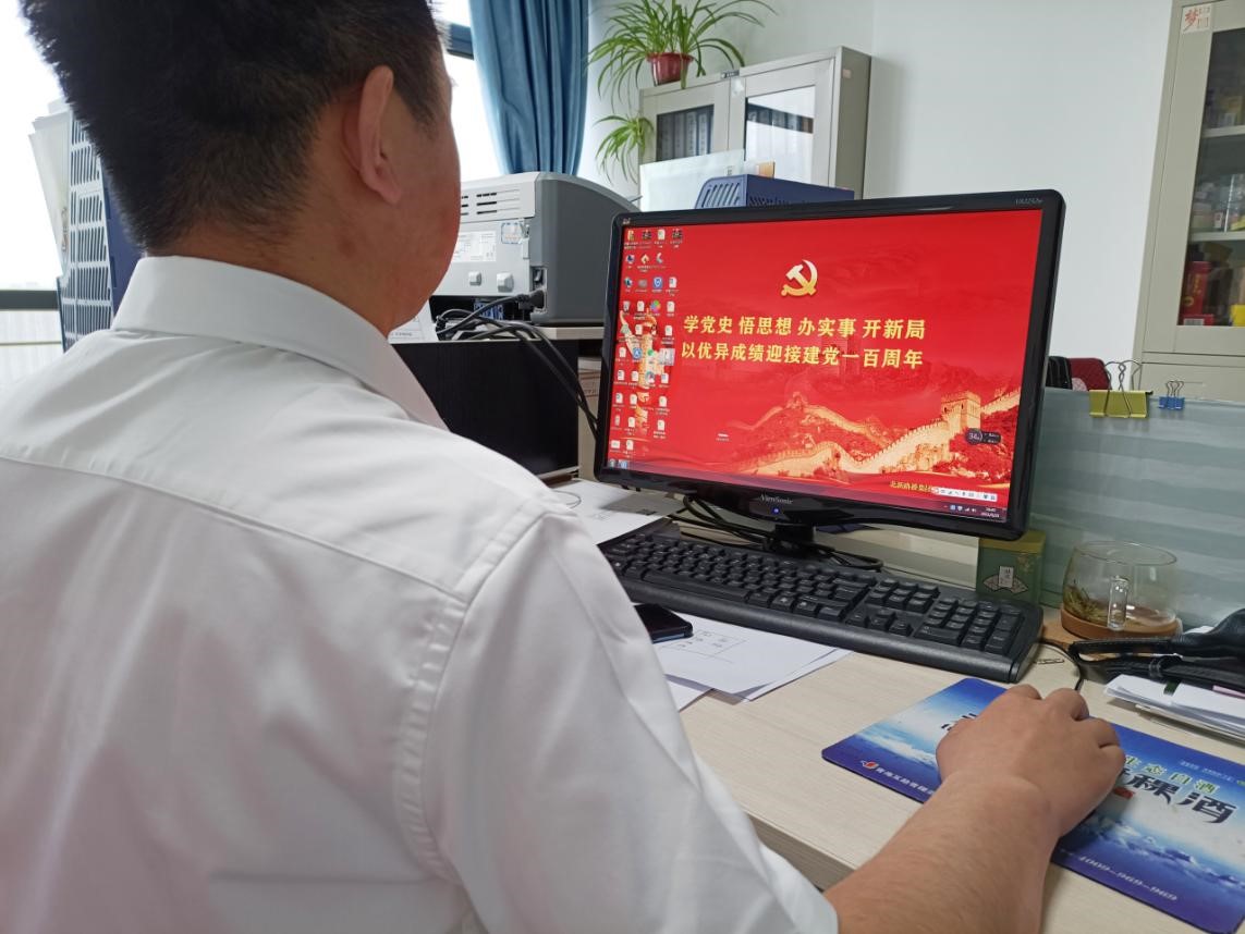 ����·�򡰼tɫ���桱׌�W(xu��)��(x��)�hʷ���빤���ճ�